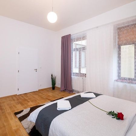 Luxury Apartment In The Center Of Praga Esterno foto