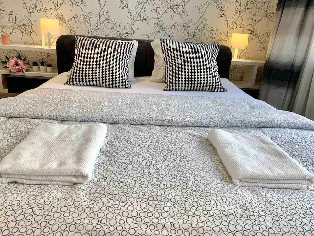 Luxury Apartment In The Center Of Praga Esterno foto