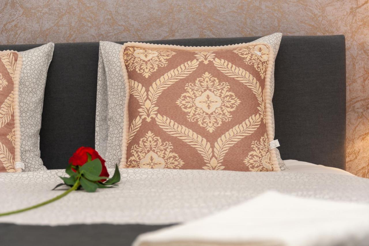 Luxury Apartment In The Center Of Praga Esterno foto
