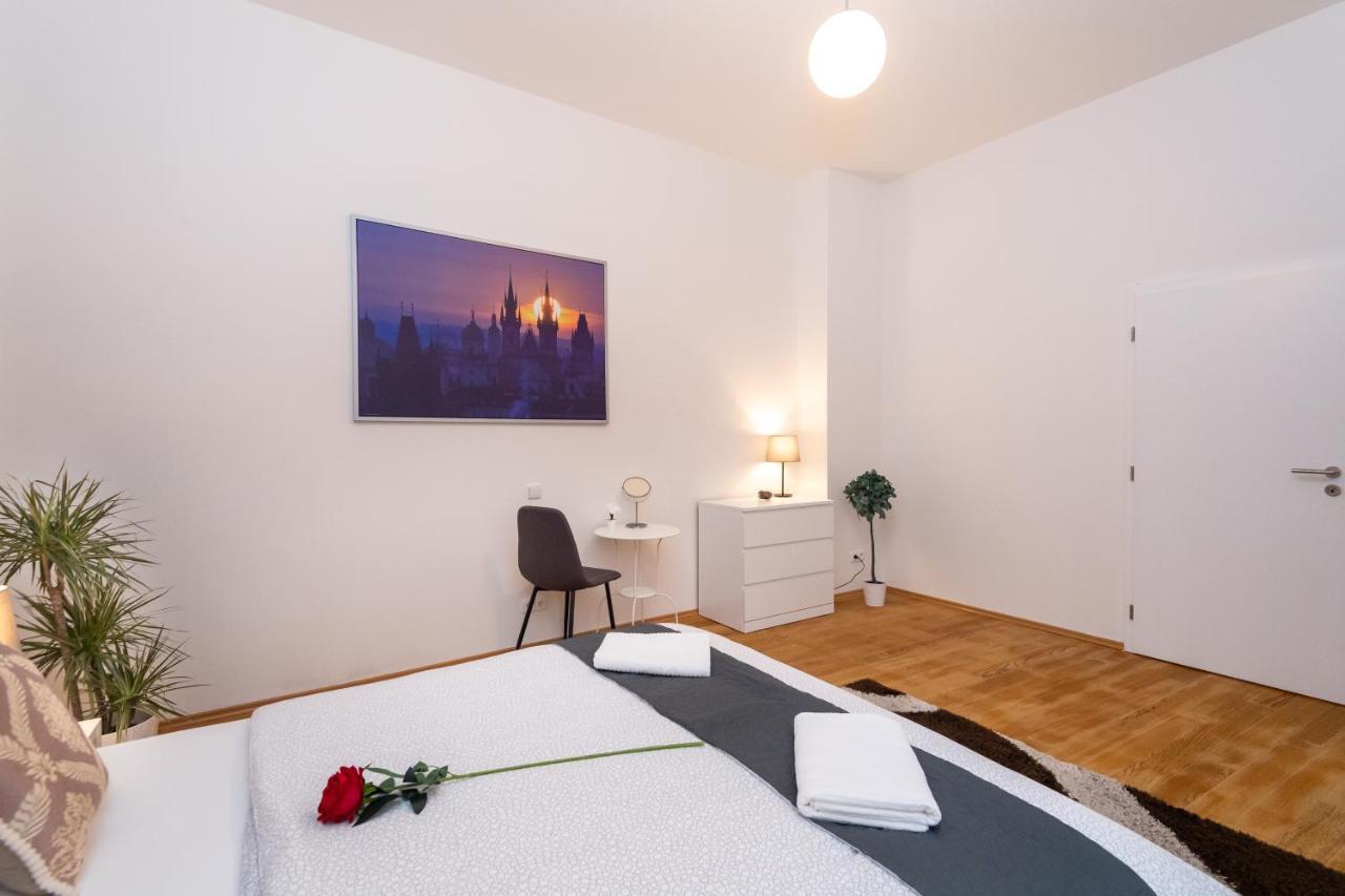 Luxury Apartment In The Center Of Praga Esterno foto